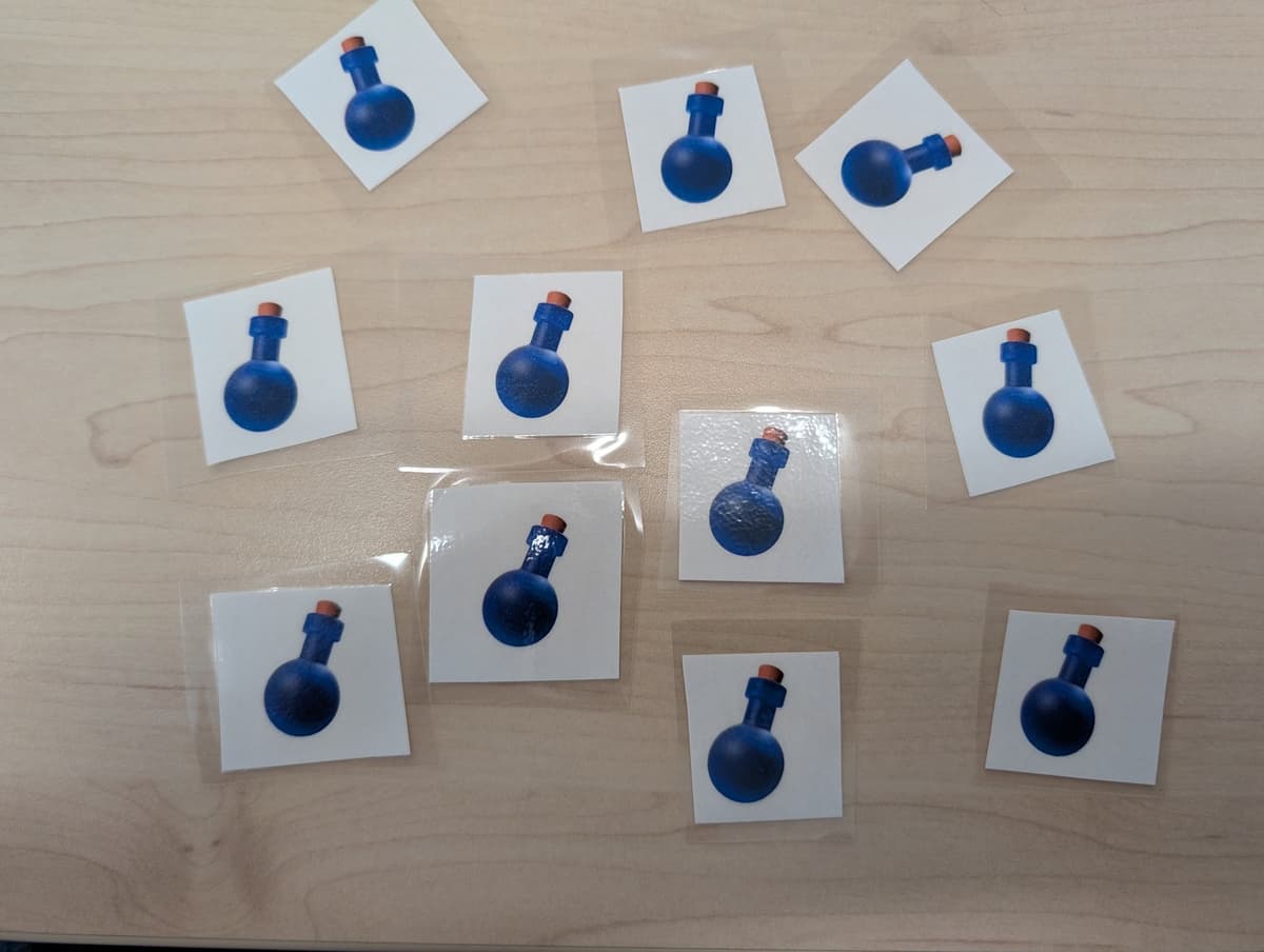 Tarjetas de pociones laminadas usadas como recompensas físicas